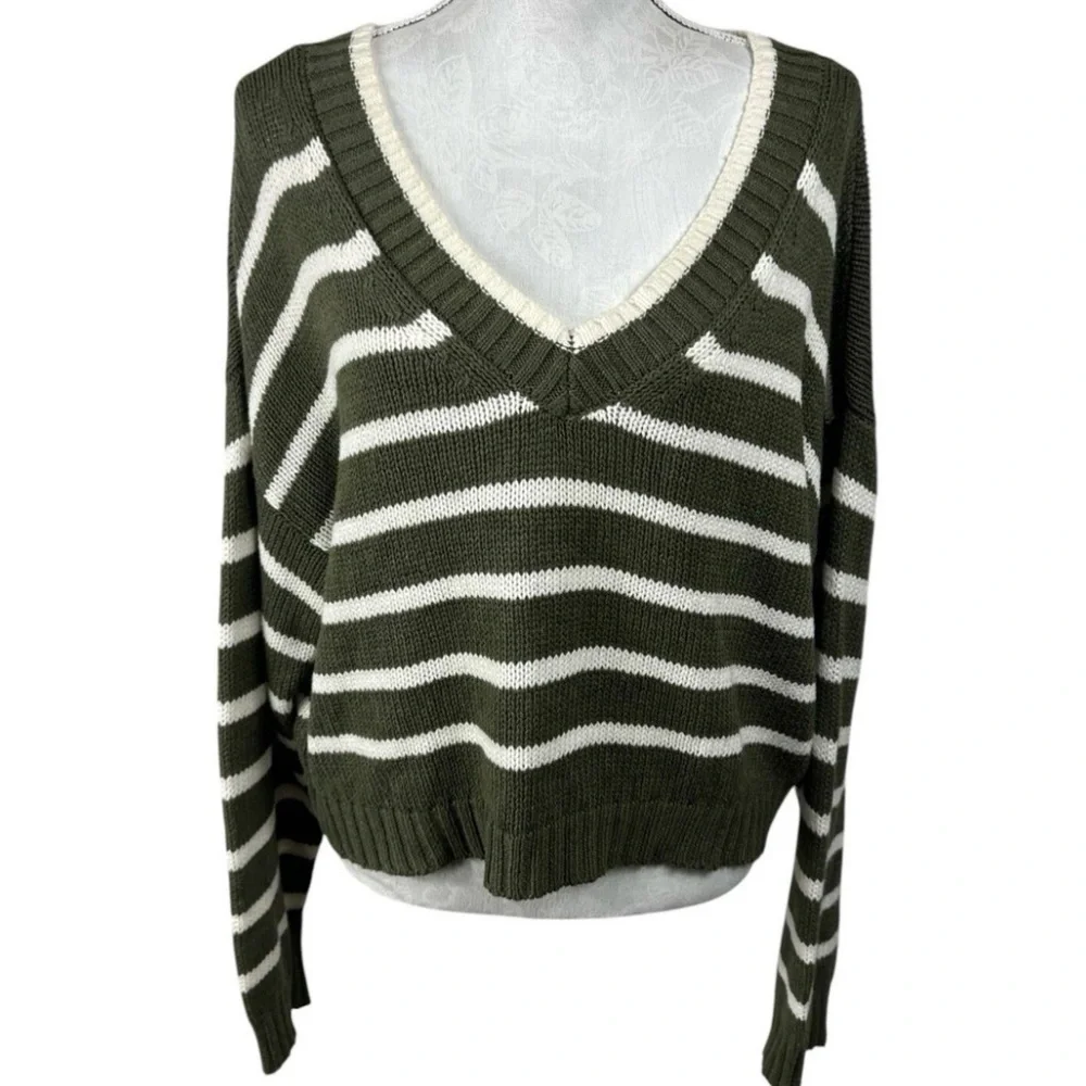 American Eagle Sz XS Army Green Cream Striped V-Neck Cropped Long Sleeve Sweater